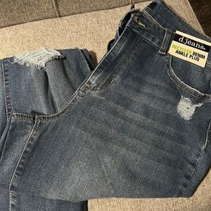 Womens Faded, ripped, ankle d.jeans